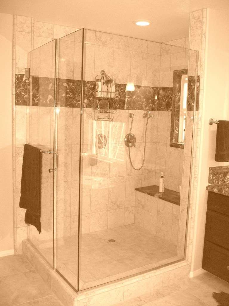 Comment nettoyer une vitre de douche ? - Astuce Azaé