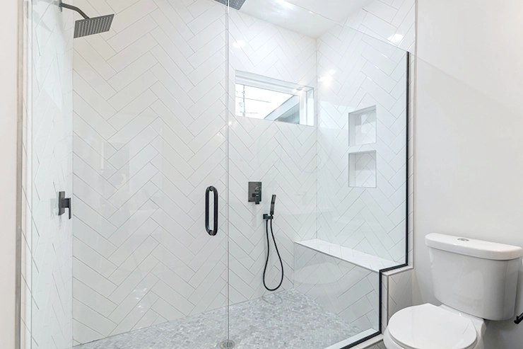 douche italienne avec une vitre de douche transparente